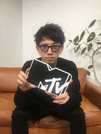 ONE OK ROCK Takaが視聴者からの100の質問に回答！