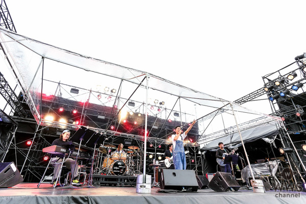 瑛人、自身初となる大規模野外イベントで話題の新曲「ライナウ」を含む全5曲を披露!集まったオーディエンスに‟元気”を届ける!