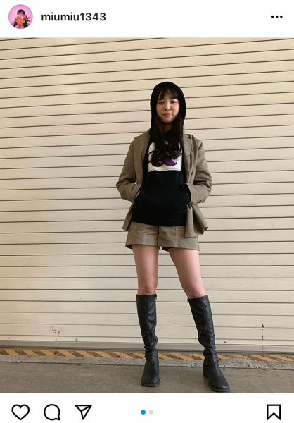 AKB48 下尾みう、ショートパンツで魅せる美脚と“絶対領域”!「スタイルいいですね」