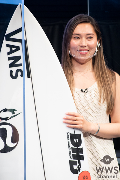 女子プロサーファー前田マヒナと野呂玲花が吉本興業に所属を発表!