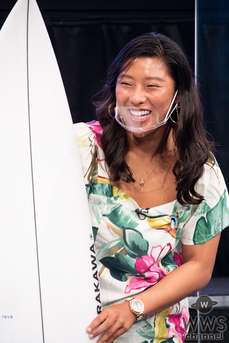 女子プロサーファー前田マヒナと野呂玲花が吉本興業に所属を発表!