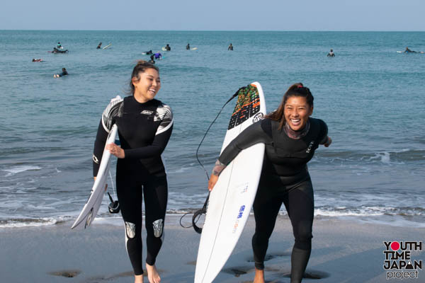 女子サーフィン東京オリンピック代表選手候補・前田マヒナさんと、国内外で活躍する美人プロサーファー・野呂玲花さんが、 サーフィンの魅力を語る