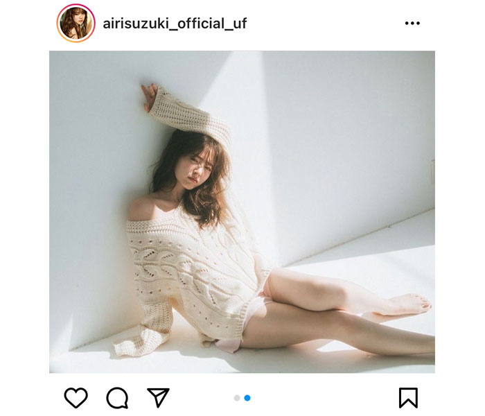 鈴木愛理、美脚投げ出す肩出しセクシーショットに反響!「愛理さん優勝です」
