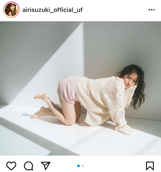 鈴木愛理、美脚投げ出す肩出しセクシーショットに反響!「愛理さん優勝です」