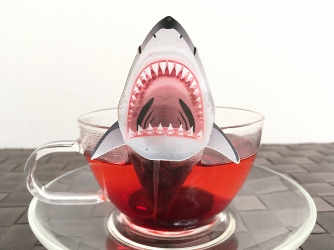 リアルすぎる…飲むのをためらう恐怖のサメのティーバッグ登場!!