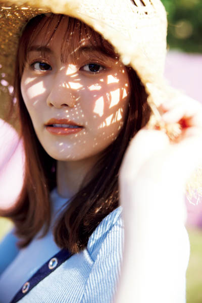 NGT48の“きれいなお姉さん・西潟茉莉奈がファースト写真集で水着解禁