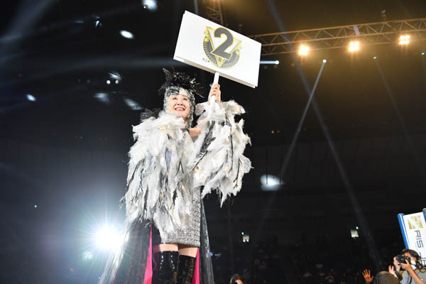 小林幸子さんがK-1横浜大会で“スペシャルラウンドガール”に初挑戦！ミニスカ・ニーハイブーツの豪華衣装でラスボス降臨！！