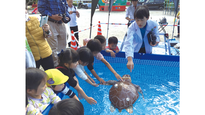 海岸清掃やロボットを使った海洋環境教育などを行う「海洋環境保全グループ SOM」