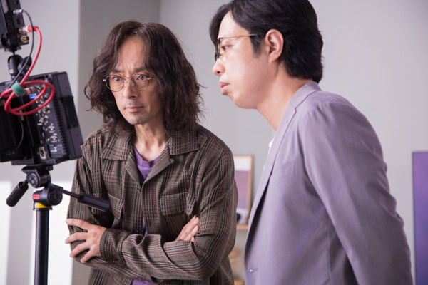 滝藤賢一が 「テレビ」のCMに出演?……ではなく、「テレビスタンド」のCMに出演!!