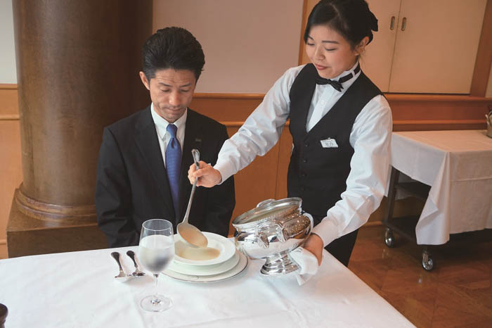 【京都ホテル観光ブライダル専門学校】学生がおもてなしを実践し、即戦力に繋がるサービスのノウハウを 身につける授業「Restaurant CARRIERE」