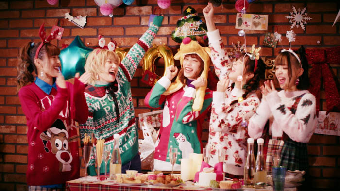 メンバー同士で乱闘？　豆柴の大群、クロちゃん作詞のクリスマスソング「恋のフルスイング」のMVを公開！