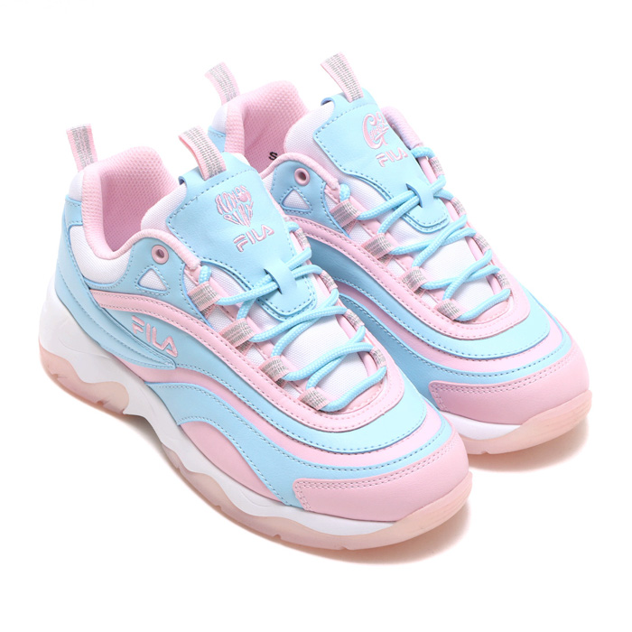 9人組ガールズ・パフォーマンスグループ【Girls² （ガールズガールズ】× FILA × atmos pinkのトリプルコラボ第二弾が2022年2月5日（土）より発売決定！