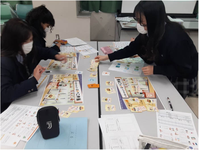 東京都立千早高校で2週連続、カードゲームを使ったお金の授業「お金を貯める編」と「お金を増やす編」を実施！