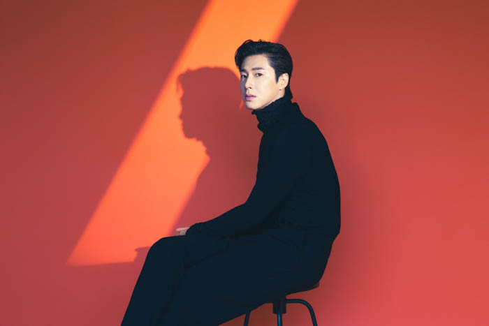 東方神起ユンホの特大ボードが新宿駅に出現！YUNHO from 東方神起”Solo Mini Album「君は先へ行く」リリース記念！