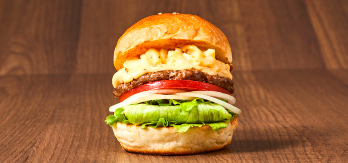 FRESHNESS BURGERの新ブランド『Cheeseness Burger ToGo』とろり5種のチーズソースとマカロニが絡み合う濃厚な味わい。期間限定！マカロニチーズバーガー！