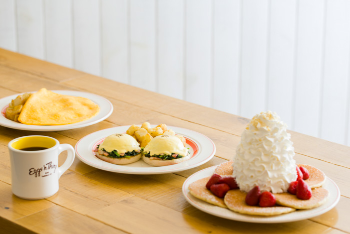 Eggs ’n Thingsより旬のイチゴを堪能できる春先取りのパンケーキが登場！「ストロベリーと練乳のパンケーキ」「ヴィーガンアボカドバーガー」3月1日（火）～3月31日（木）まで販売！