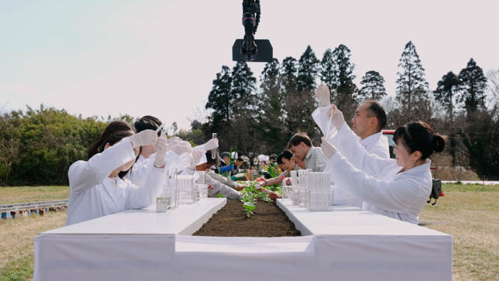 石川佳純選手が大自然に伸びる超特大テーブルでワンカット撮影に挑戦！「食と農を未来へつなぐ。」をテーマにしたJA全農の新コーポレートCMが公開