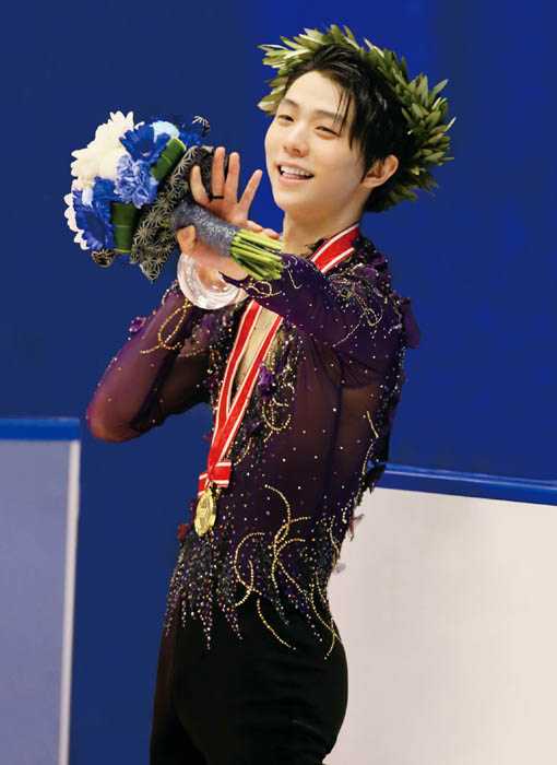 羽生結弦のショート、フリーでの競技写真などをポストカードに！ それぞれ30枚を1冊にまとめ、2冊同時に本日発売！