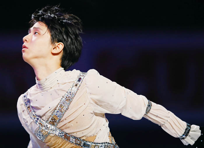 羽生結弦のショート、フリーでの競技写真などをポストカードに！ それぞれ30枚を1冊にまとめ、2冊同時に本日発売！