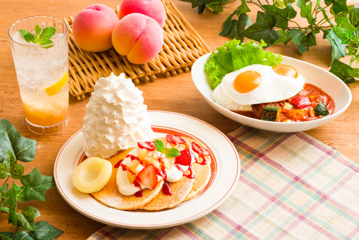 Eggs ’n Things、桃を堪能できる期間限定メニュー「白桃とイチゴのパンケーキ」「マサラカレーと桃のロコ・モコ」が、6月1日（水）～6月30日（木）の期間で登場！