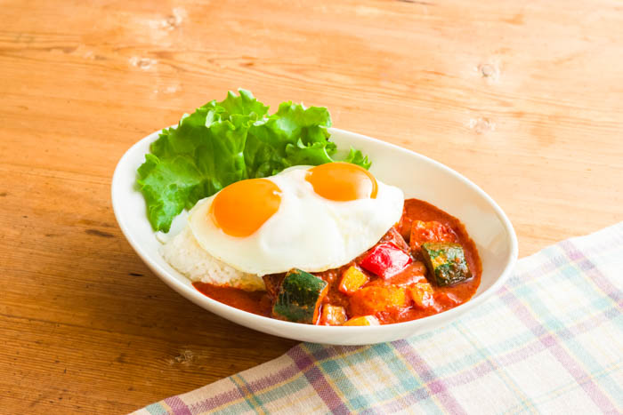 Eggs ’n Things、桃を堪能できる期間限定メニュー「白桃とイチゴのパンケーキ」「マサラカレーと桃のロコ・モコ」が、6月1日（水）～6月30日（木）の期間で登場！