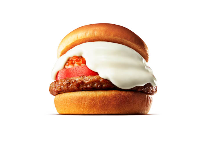 雪のような白いチーズソースをたっぷり味わえる“映え”バーガー！「白いモスバーガー」新発売！