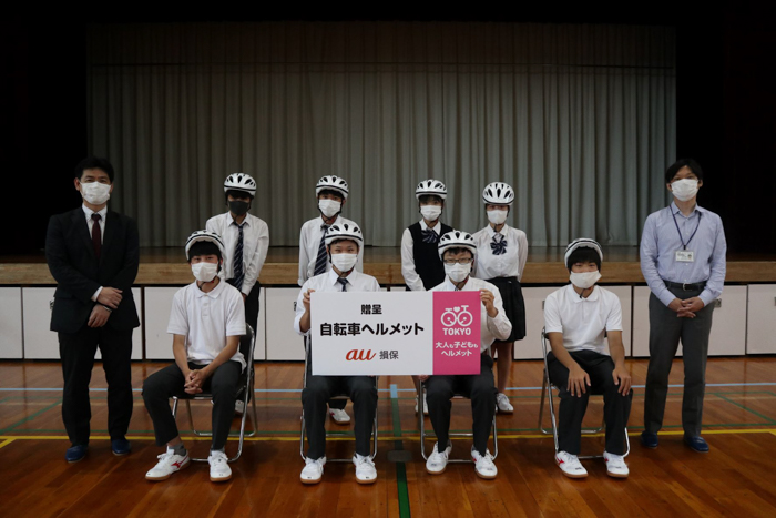 東京都との協定に基づき東京都立小川高等学校の生徒にヘルメットを贈呈