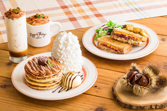 Eggs ’n Things、2つの味から選べるモンブランパンケーキが登場！「モンブランパンケーキ（ラムレーズン/カスタード）」「パストラミビーフホットサンド」9月1日（木）～9月30日（金）まで！