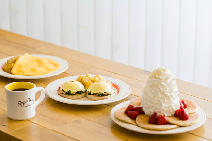 Eggs ’n Things、2つの味から選べるモンブランパンケーキが登場！「モンブランパンケーキ（ラムレーズン/カスタード）」「パストラミビーフホットサンド」9月1日（木）～9月30日（金）まで！