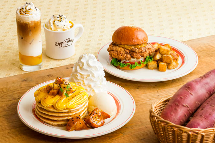 Eggs ’n Thingsから、秋ならではの期間限定メニューが登場！「大学いも＆スイートポテトパンケーキ」「モチコチキンバーガー（ハニーマスタード）」10月1日（土）～10月31日（月）まで販売！