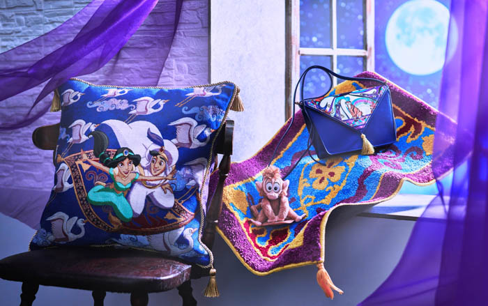 アラジンとジャスミンが魔法のじゅうたんに乗って空を飛ぶ名シーンをディズニーストアオリジナルで描き起こし！映画『アラジン』公開30周年記念第2弾アイテムを10月2日（日）より順次発売！