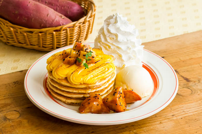 Eggs ’n Thingsから、秋ならではの期間限定メニューが登場！「大学いも＆スイートポテトパンケーキ」「モチコチキンバーガー（ハニーマスタード）」10月1日（土）～10月31日（月）まで販売！