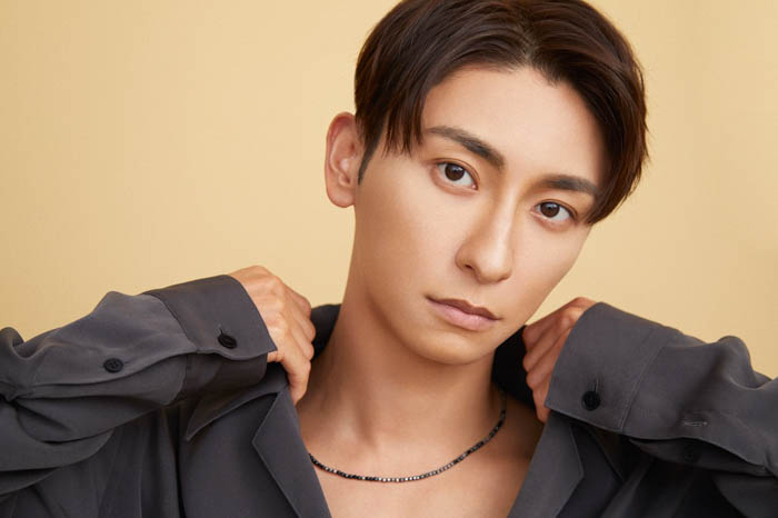 與真司郎（AAA）が素肌の美しさを生かしたヘルシーなツヤ肌で登場。in ドルチェ＆ガッバーナ ビューティ プレス