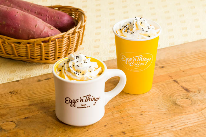 Eggs ’n Thingsから、秋ならではの期間限定メニューが登場！「大学いも＆スイートポテトパンケーキ」「モチコチキンバーガー（ハニーマスタード）」10月1日（土）～10月31日（月）まで販売！