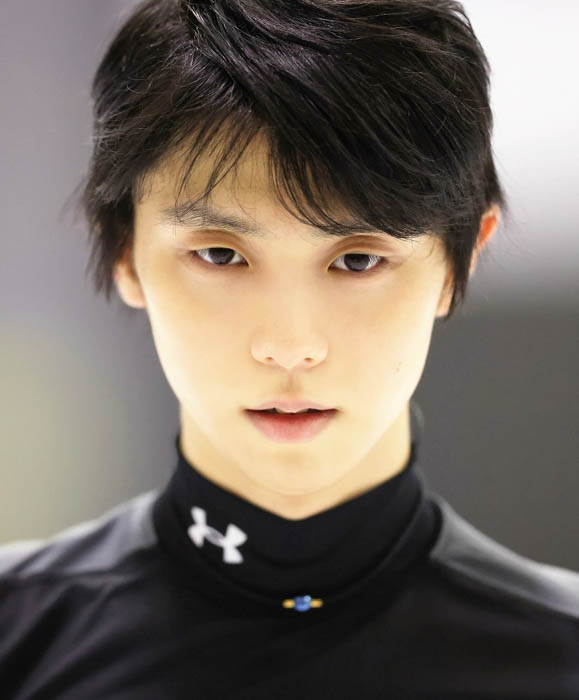 羽生結弦の華麗な演技写真から、自然な練習着姿までをポストカードに！それぞれ30枚を1冊にまとめ、2冊同時に本日発売！