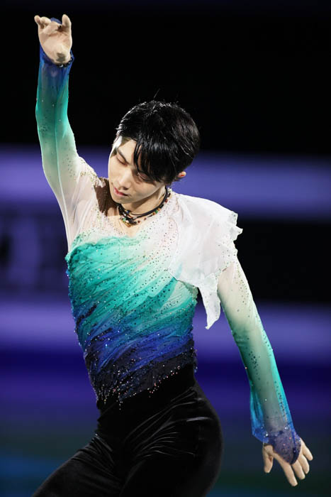 羽生結弦の華麗な演技写真から、自然な練習着姿までをポストカードに！それぞれ30枚を1冊にまとめ、2冊同時に本日発売！