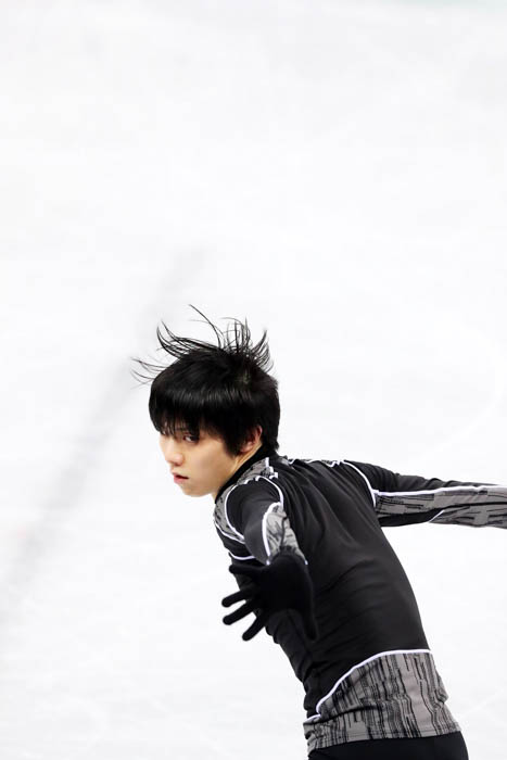 羽生結弦の華麗な演技写真から、自然な練習着姿までをポストカードに！それぞれ30枚を1冊にまとめ、2冊同時に本日発売！