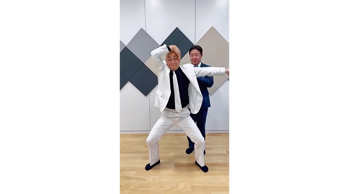 錦鯉がTikTokで大バズり中のPUFFY『愛のしるし』ダンス動画に挑戦！