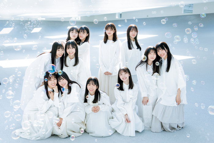 日向坂46にも”新しい景色”が！ 新加入の四期生12名が雑誌初登場で表紙に大抜擢！ 50P超大特集＆クリアファイル付録の永久保存版！