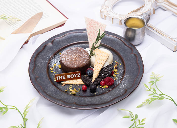 「THE BOYZ」のテーマカフェ「THE B（ドビ） CAFE」が期間限定オープン！