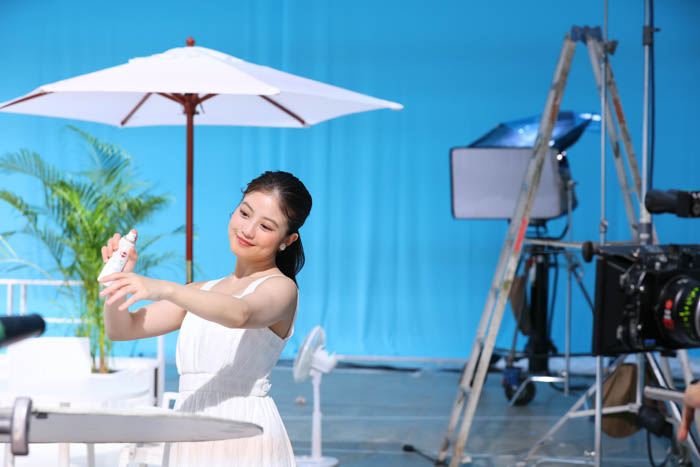 今田美桜が『サンカット®』新ミューズに就任！真っ白なワンピース姿で透明感あふれる美肌を披露！