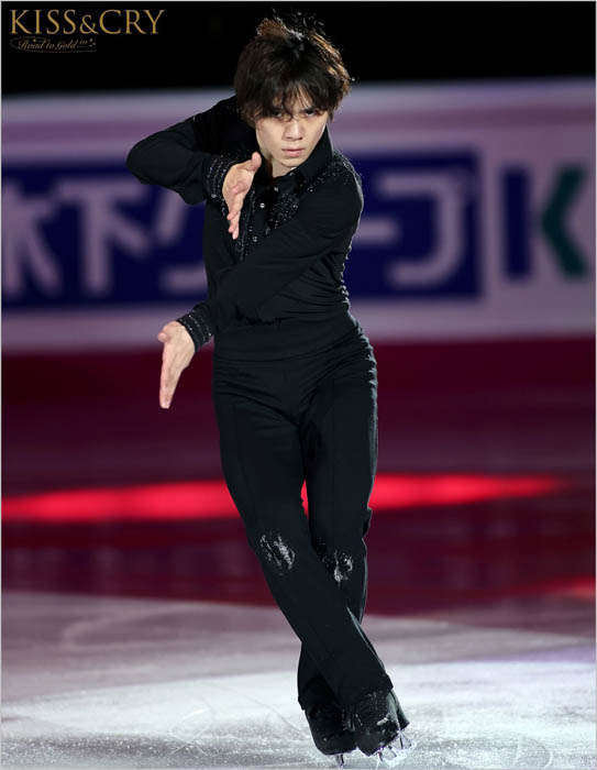 宇野昌磨の2022-2023シーズンを艶やかな写真で振り返る！ 裏表紙には村元哉中選手＆高橋大輔選手が登場！