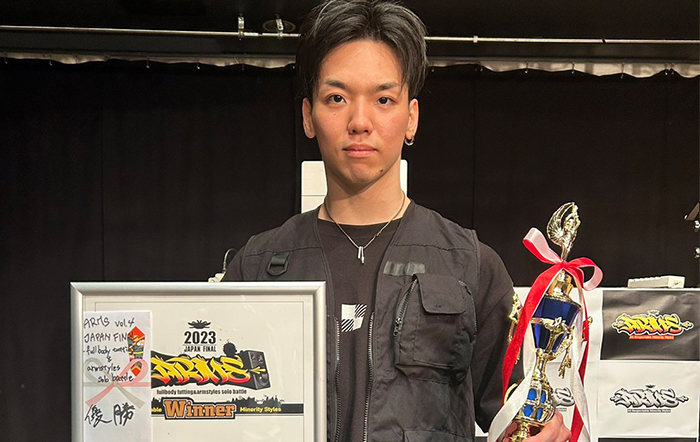 REAL AKIBA BOYZの「とぅーし」が、新ジャンルダンス「タットダンス」の国内最高峰大会『ARMS Vol.4』で日本一の栄冠を獲得！