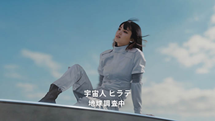 平手友梨奈が“宇宙人ヒラテ”役で初登場！「クラフトボス」新TV-CM「町おこし」篇、3月3日（金）から全国オンエア開始！