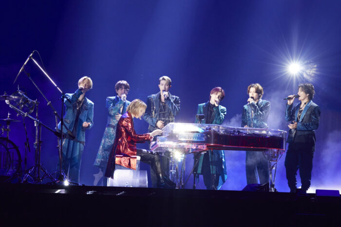 YOSHIKI、SixTONES初の東京ドーム公演にサプライズ登場し地鳴りのような大歓声！約束果たし「Imitation Rain」ドラム＆ピアノでのコラボパフォーマンス