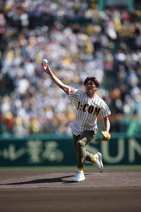 元サッカー日本代表・大久保嘉人が阪神甲子園球場での始球式に初挑戦 