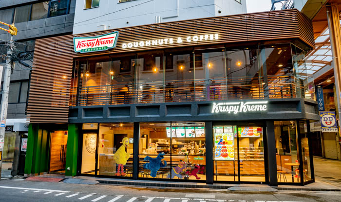 クリスピー・クリーム・ドーナツ、世界中で愛され続ける「セサミストリート」とのコラボレーション第2弾!「エルモ」「クッキーモンスター」がドーナツに変身『HAPPY SWEET SESAME STREET』