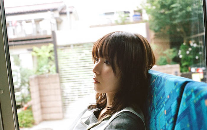松岡茉優のデビュー20周年を記念した初著書『ほんまつ』が11月17日発売！仲野太賀が撮影した表紙を公開