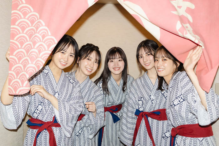 日向坂46・佐々木久美、佐々木美玲、金村美玖、小坂菜緒、上村ひなのが「B.L.T.12月号」に登場！最高の仲間と女子旅へ!! 