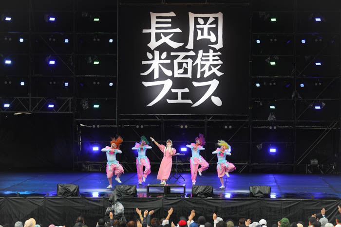 きゃりーぱみゅぱみゅと加藤諒がステージで“夢”のコラボレーション！　完コピダンスで観客を驚かせた米百俵フェス